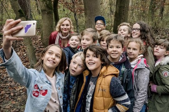 Luisa (Rosalie Thomass, hinten) mit ihrer Klasse in einer Szene des Thrillers "Rufmord".