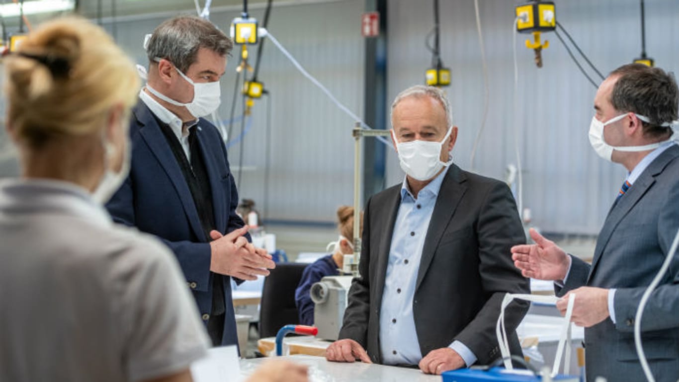 Bayerns Ministerpräsident Markus Söder in einer Produktionshalle des Automobilzulieferers Zettl. Das Unternehmen hat angesichts der Corona-Krise seinen Betrieb auf die Produktion von Schutzmasken umgestellt.
