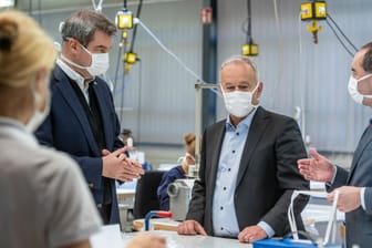 Bayerns Ministerpräsident Markus Söder in einer Produktionshalle des Automobilzulieferers Zettl. Das Unternehmen hat angesichts der Corona-Krise seinen Betrieb auf die Produktion von Schutzmasken umgestellt.