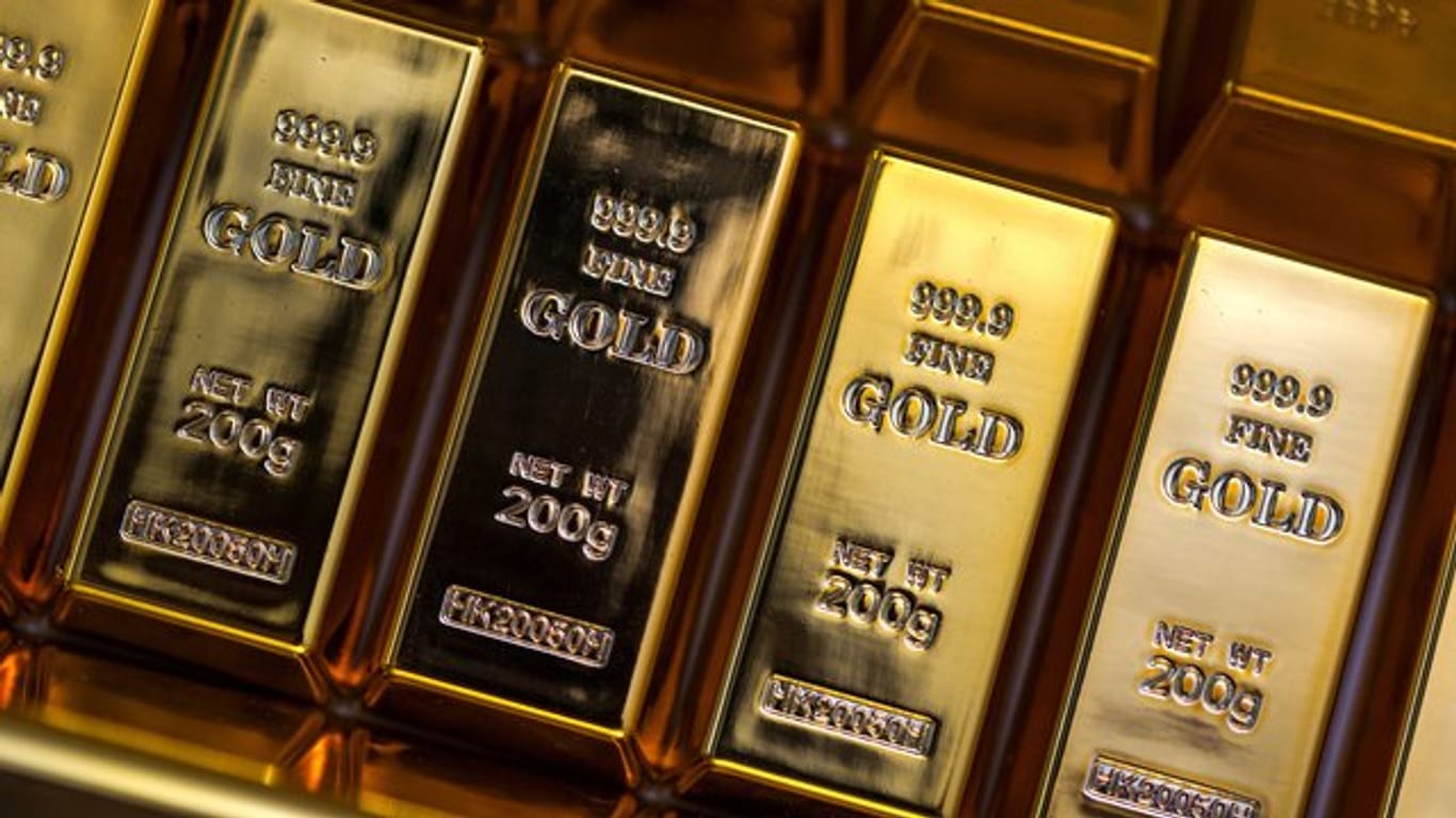 Fühlt sich in der Hand gut an, glänzt und gibt Anlegern in unsicheren Zeiten ein Gefühl von Sicherheit: Gold als Geldanlage.