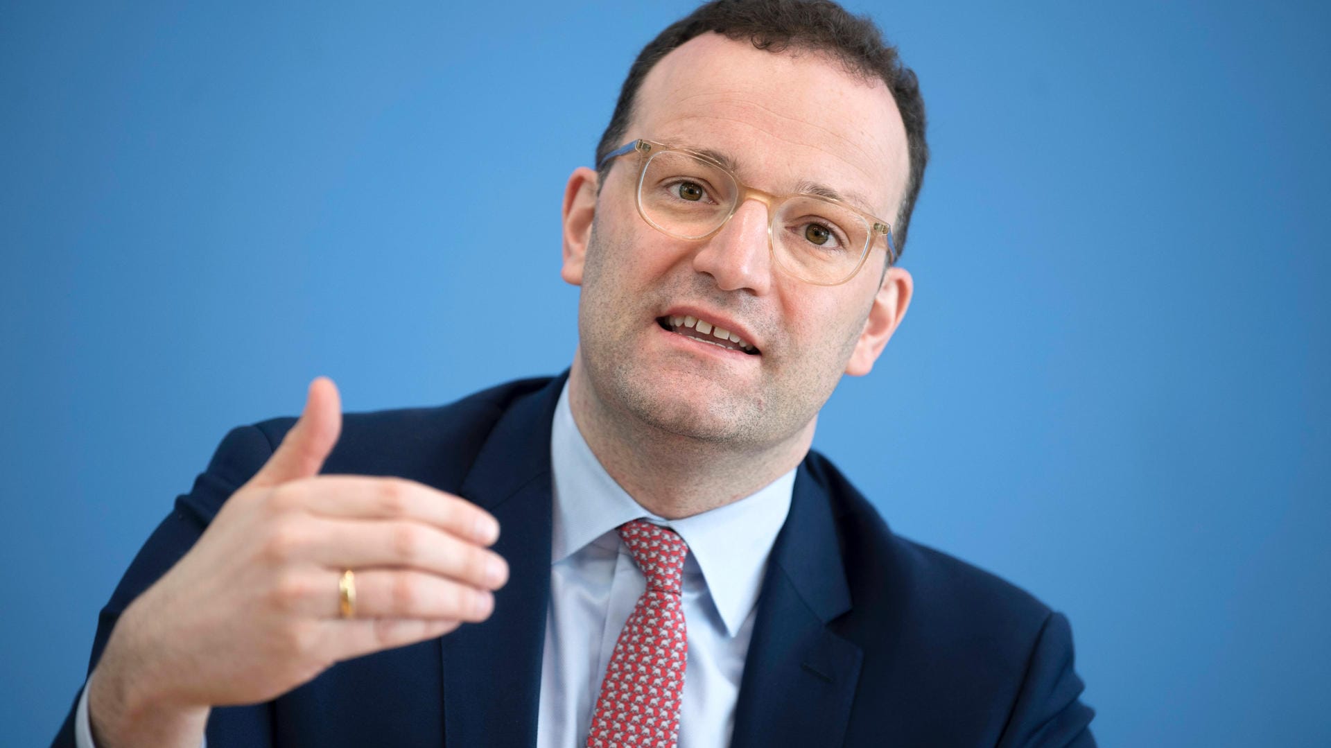 Jens Spahn: Der Bundesgesundheitsminister gibt erste Hinweise auf ein mögliches Medikament im Kampf gegen das Coronavirus.