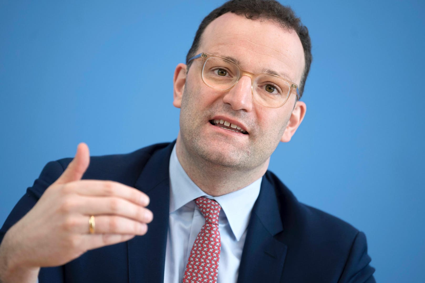 Jens Spahn: Der Bundesgesundheitsminister gibt erste Hinweise auf ein mögliches Medikament im Kampf gegen das Coronavirus.
