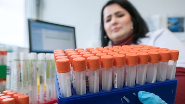 Denise Nestler, Medizinisch-technische Assistentin im Diagnosticum-Labor in Plauen, sortiert Röhrchen mit Rachenabstrichen, die auf den Coronavirus untersucht werden.