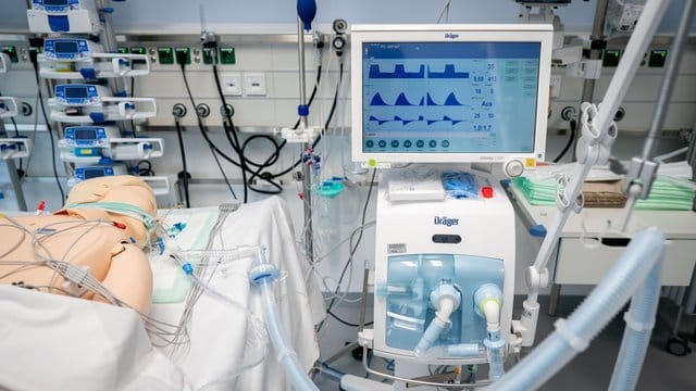 Eine Dummy-Puppe an einem Beatmungsgerät in der neu eröffneten Intensivstation im Vivantes Humboldt-Klinikum im Berliner Stadtteil Reinickendorf. Eine Dummy-Puppe an einem Beatmungsgerät in der neu eröffneten Intensivstation im Vivantes Humboldt-Klinikum im Berliner Stadtteil Reinickendorf.