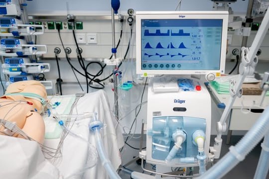 Eine Dummy-Puppe an einem Beatmungsgerät in der neu eröffneten Intensivstation im Vivantes Humboldt-Klinikum im Berliner Stadtteil Reinickendorf.