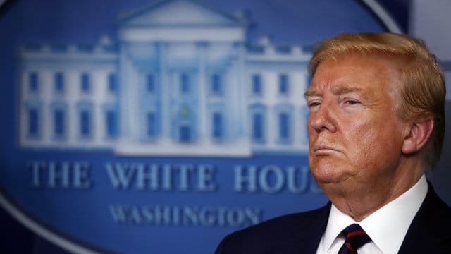 Hat sich zum "Kriegspräsidenten" erklärt und zum Kampf "gegen einen unsichtbaren Feind" aufgerufen: US-Präsident Donald Trump. Hat sich zum "Kriegspräsidenten" erklärt und zum Kampf "gegen einen unsichtbaren Feind" aufgerufen: US-Präsident Donald Trump.