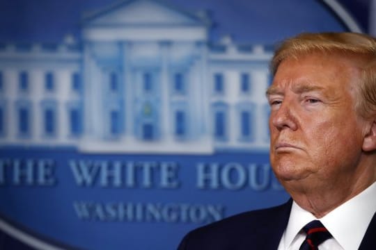 Hat sich zum "Kriegspräsidenten" erklärt und zum Kampf "gegen einen unsichtbaren Feind" aufgerufen: US-Präsident Donald Trump.