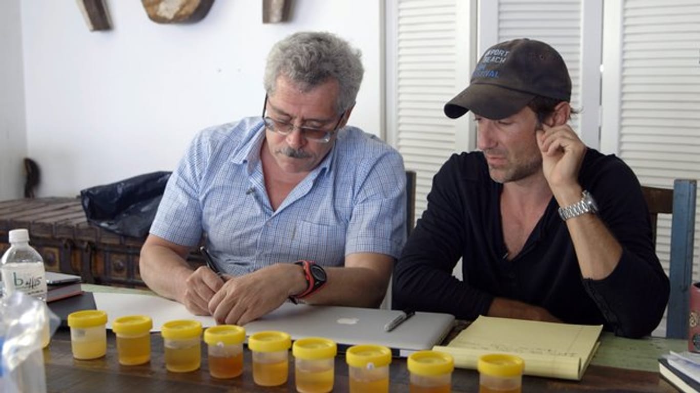 Ikarus-Regisseur Bryan Fogel (r) mit dem russischen Wissenschaftler Grigori Rodschenkow.