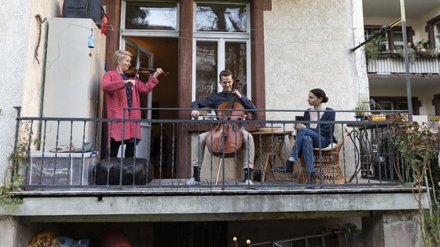 Mitglieder des Freiburger Barockorchesters spielten auf einem Balkon die "Ode an die Freude" von Ludwig van Beethoven. Mitglieder des Freiburger Barockorchesters spielten auf einem Balkon die "Ode an die Freude" von Ludwig van Beethoven.