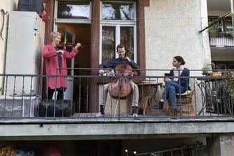 Mitglieder des Freiburger Barockorchesters spielten auf einem Balkon die "Ode an die Freude" von Ludwig van Beethoven.