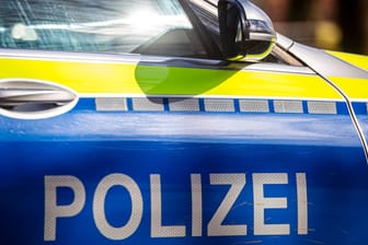 Polizeifahrzeug im Einsatz: In Pforzheim ist ein Sprengsatz explodiert. (Symbolbild)
