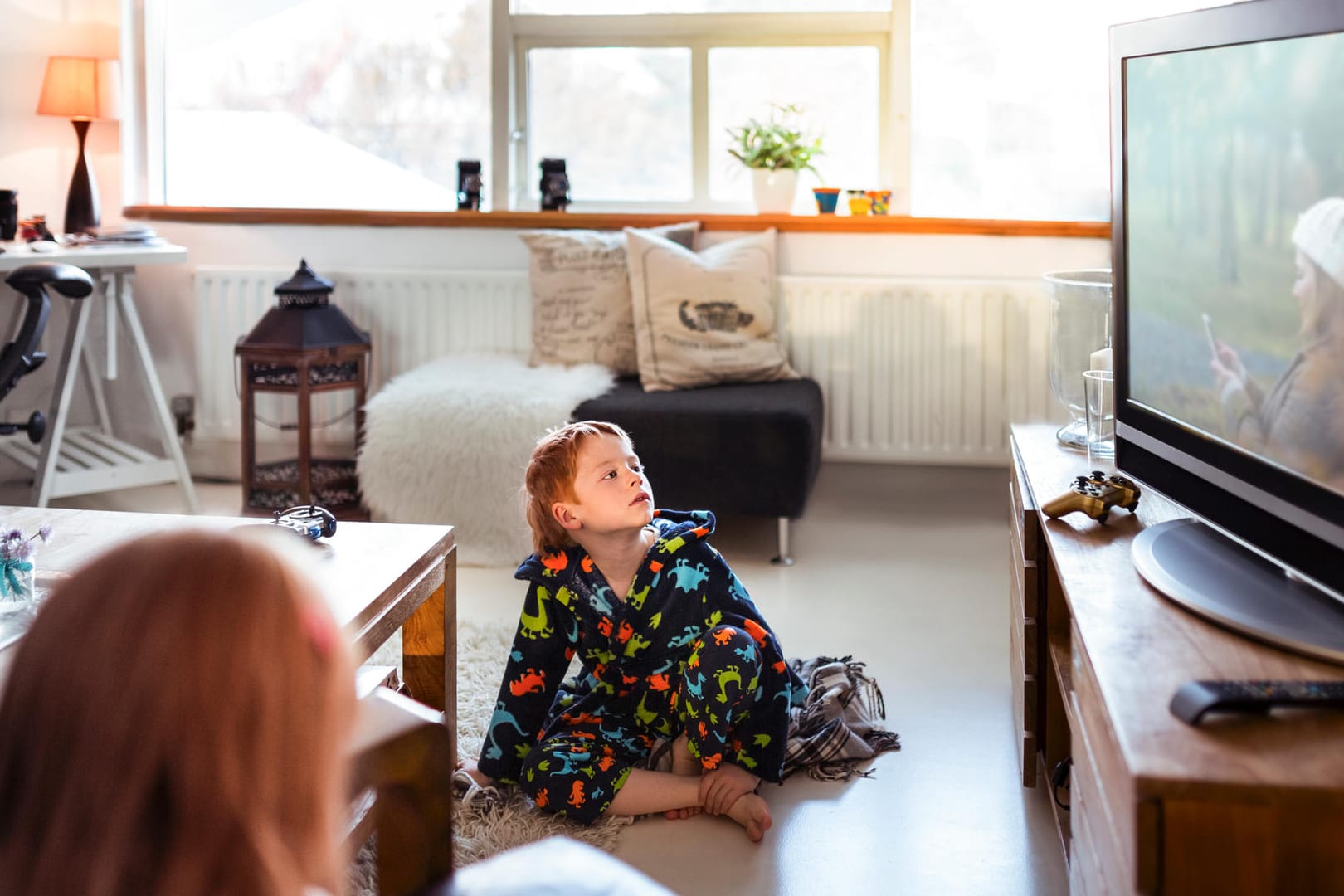 Kinder beim Fernsehen: Der Stromverbrauch eines TV-Geräts hängt vor allem von der Bildschirmgröße ab.