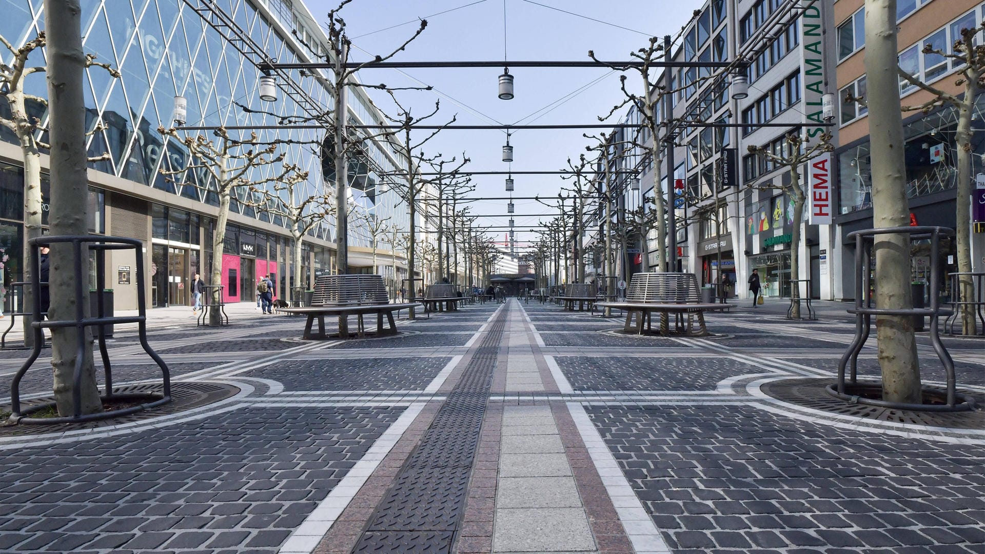 Nur wenige Menschen sind auf der Zeil in Frankfurt unterwegs: Um Geschäften und Restaurants in der Corona-Krise zu helfen, hat die Eintracht eine Unterstützungsplattform gestartet.