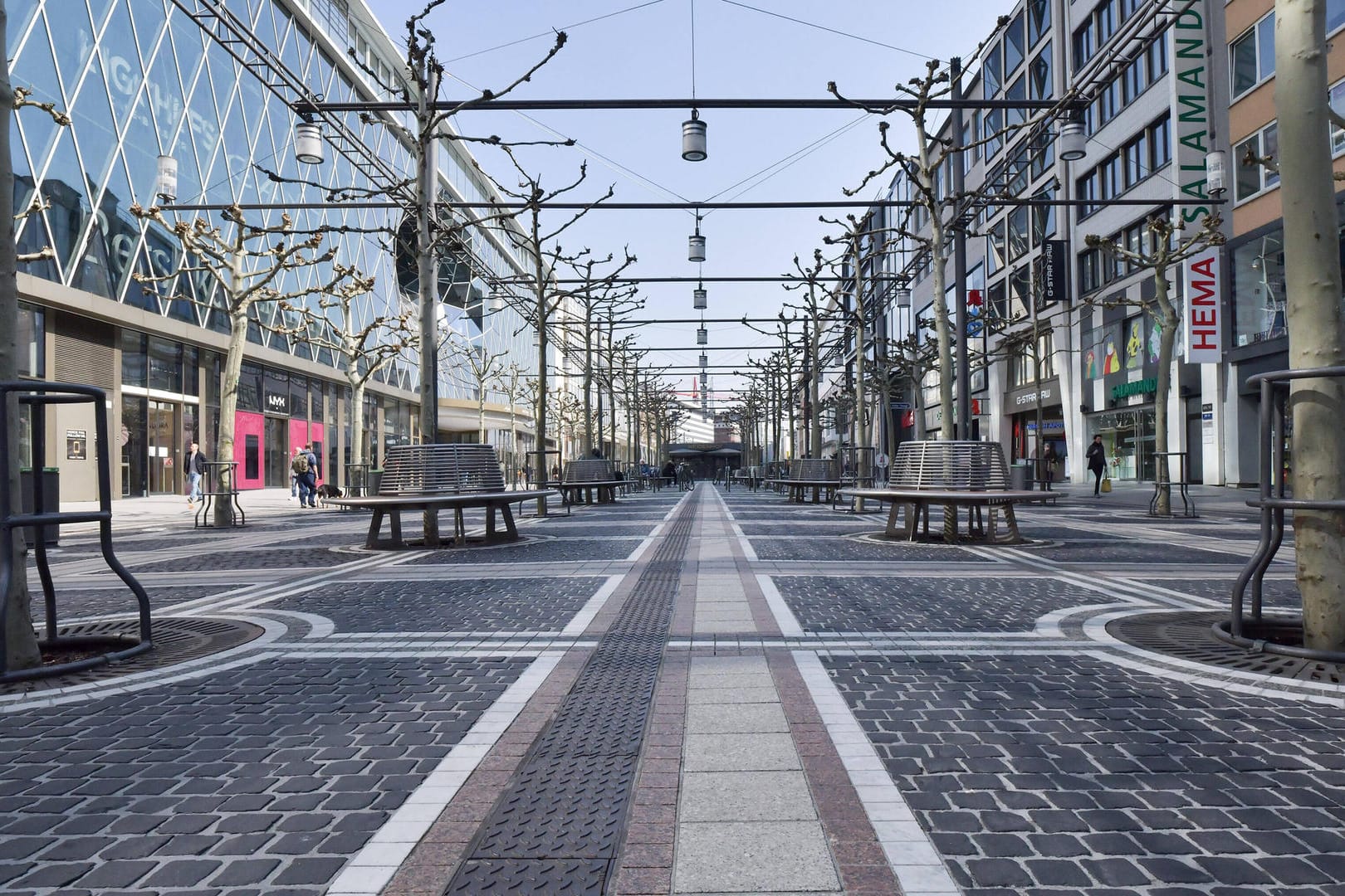 Nur wenige Menschen sind auf der Zeil in Frankfurt unterwegs: Um Geschäften und Restaurants in der Corona-Krise zu helfen, hat die Eintracht eine Unterstützungsplattform gestartet.