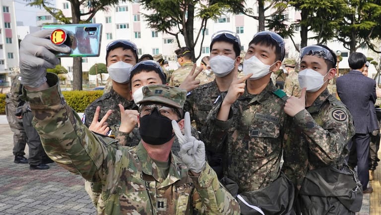 Soldaten in Südkorea: Das Land gilt als Vorzeige-Staat im Kampf gegen Corona – dafür müssen die Bürger aber viele Freiheiten aufgeben.