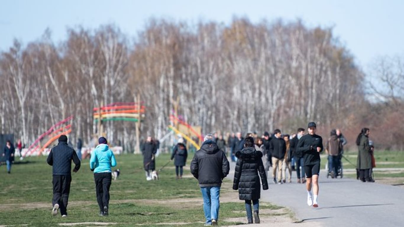 Menschen gehen trotz der Empfehlung des Gesundheitsministeriums zuhause zu bleiben, im Mauerpark in Berlin spazieren.