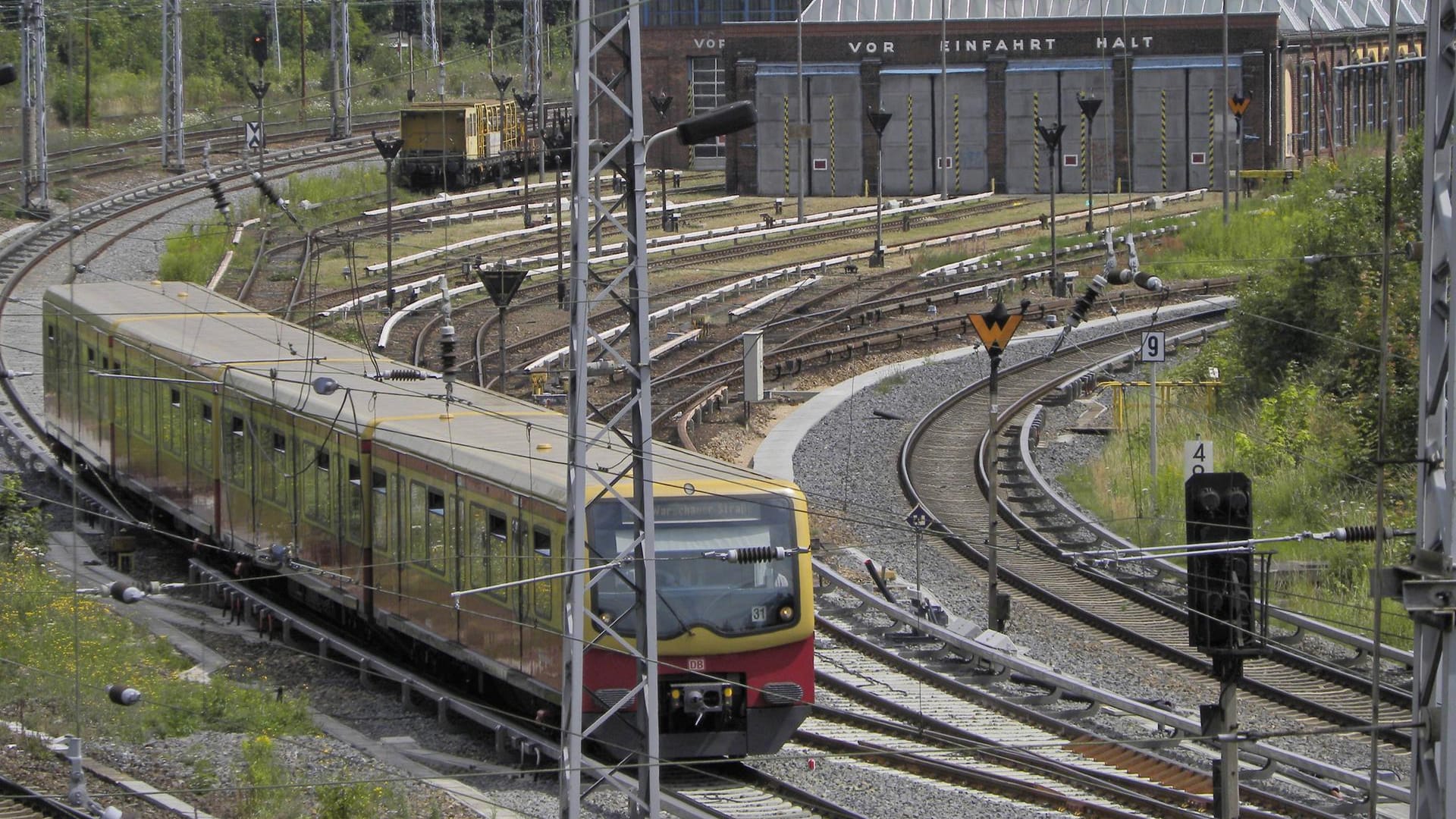S-Bahn in Friedrichsfelde: Ein Mann kam schwer verletzt in eine Klinik. (Archivbild) S-Bahn in Friedrichsfelde: Ein Mann kam schwer verletzt in eine Klinik. (Archivbild)