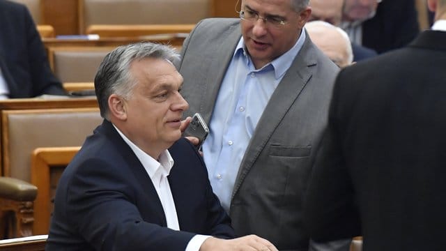 Viktor Orban (l), Ministerpräsident von Ungarn, spricht mit Lajos Kosa, Abgeordneten der Regierungspartei Fidesz. Viktor Orban (l), Ministerpräsident von Ungarn, spricht mit Lajos Kosa, Abgeordneten der Regierungspartei Fidesz.
