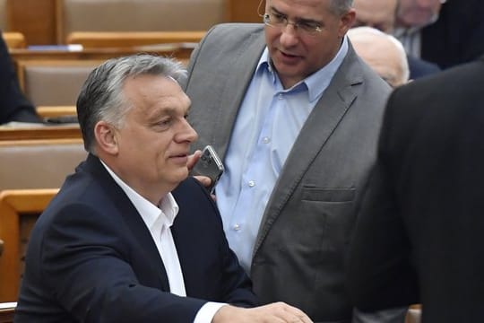 Viktor Orban (l), Ministerpräsident von Ungarn, spricht mit Lajos Kosa, Abgeordneten der Regierungspartei Fidesz.