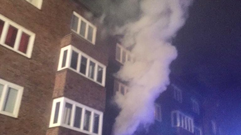 Blick auf das brennende Gebäude in Dortmund: Die Feuerwehr konnte die Flammen schnell bändigen. Blick auf das brennende Gebäude in Dortmund: Die Feuerwehr konnte die Flammen schnell bändigen.