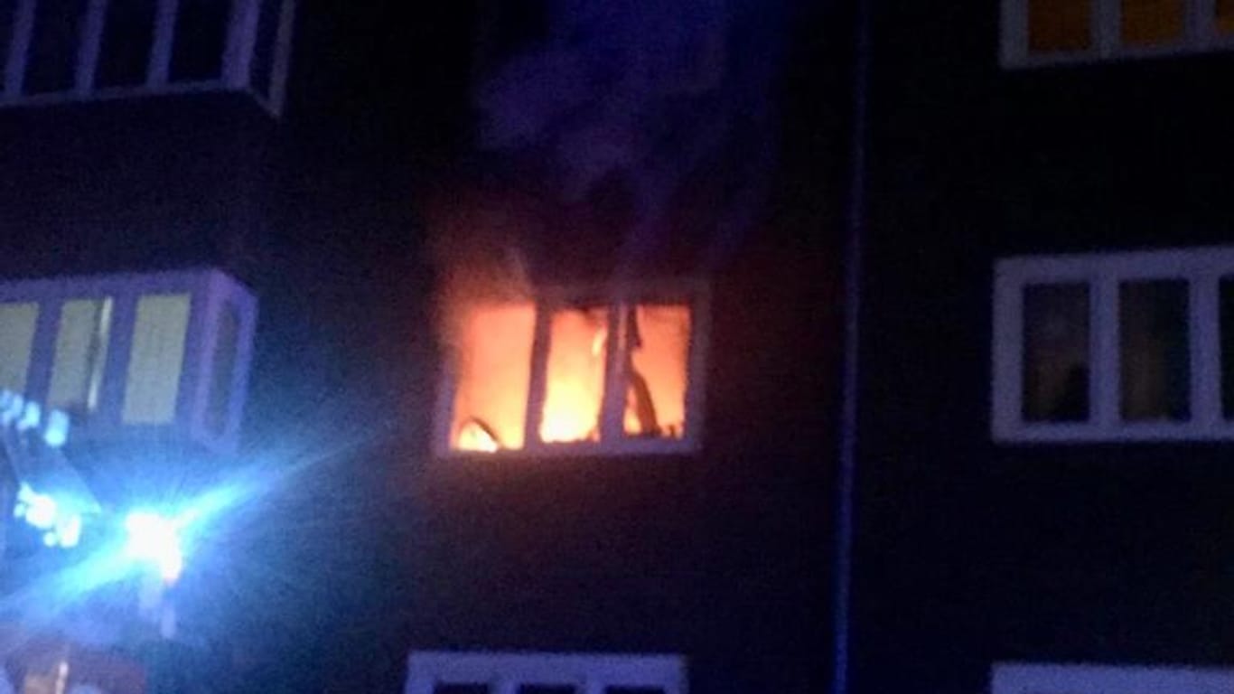 Blick auf die brennende Wohnung: Ein 20-Jähriger sprang aus dem Fenster, um sich zu retten.