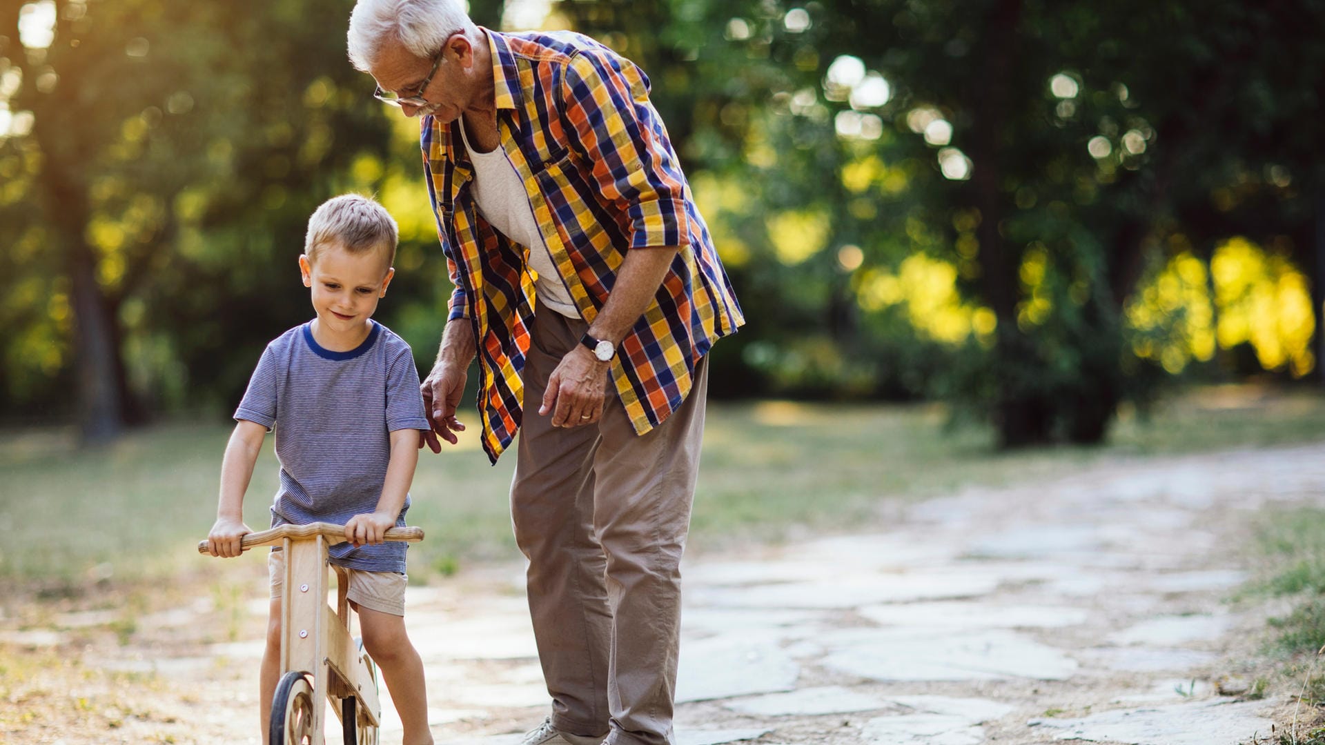 Vater oder Opa: Nicht immer kann man das erkennen, denn einige Männer werden auch im Alter noch (einmal) Vater.