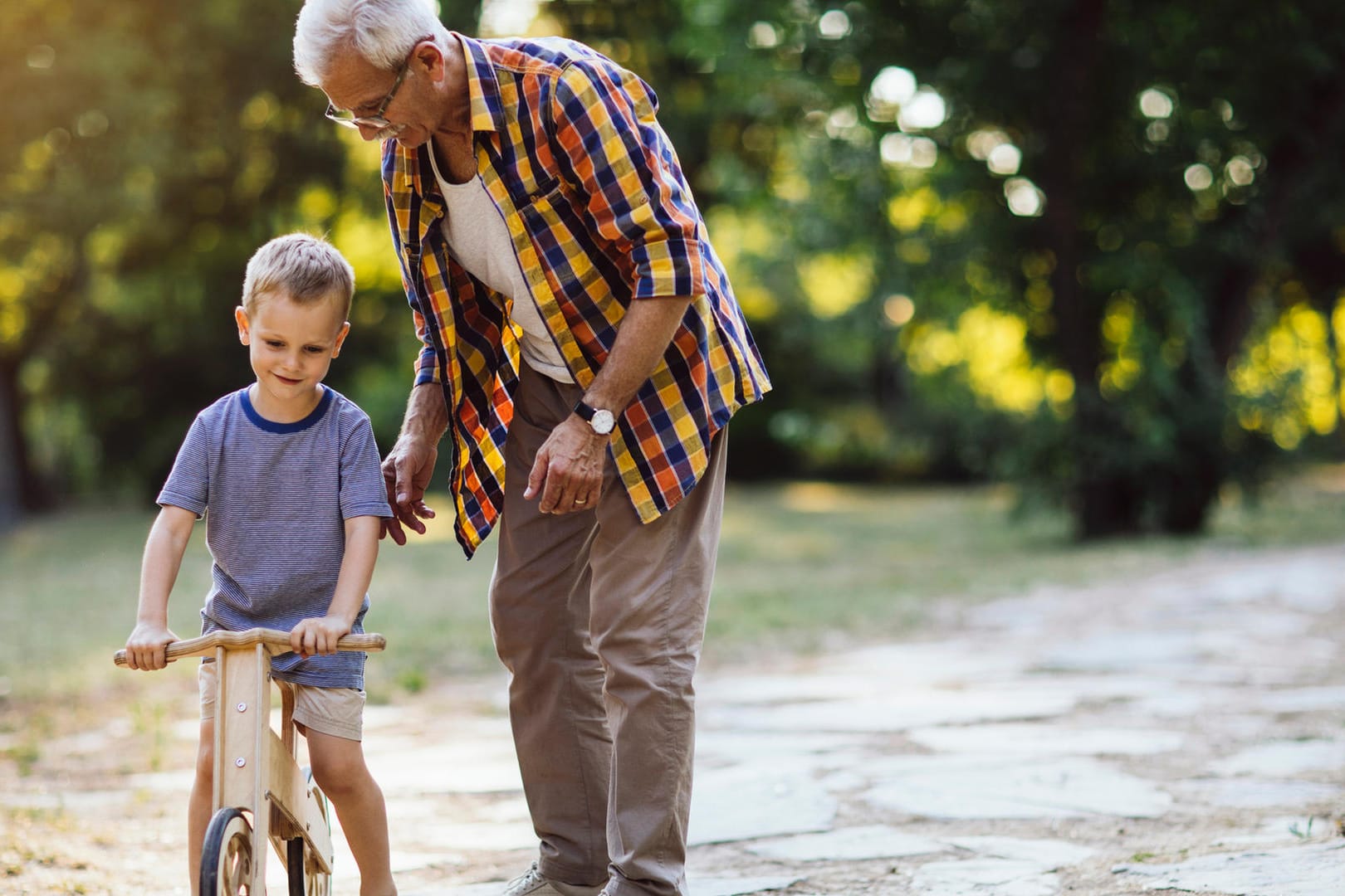 Vater oder Opa: Nicht immer kann man das erkennen, denn einige Männer werden auch im Alter noch (einmal) Vater.