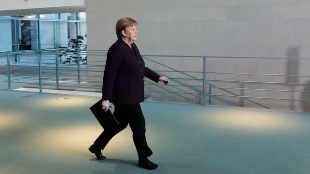 Bundeskanzlerin Angela Merkel (CDU) kehrt in das Kanzleramt zurück. Bundeskanzlerin Angela Merkel (CDU) kehrt in das Kanzleramt zurück.