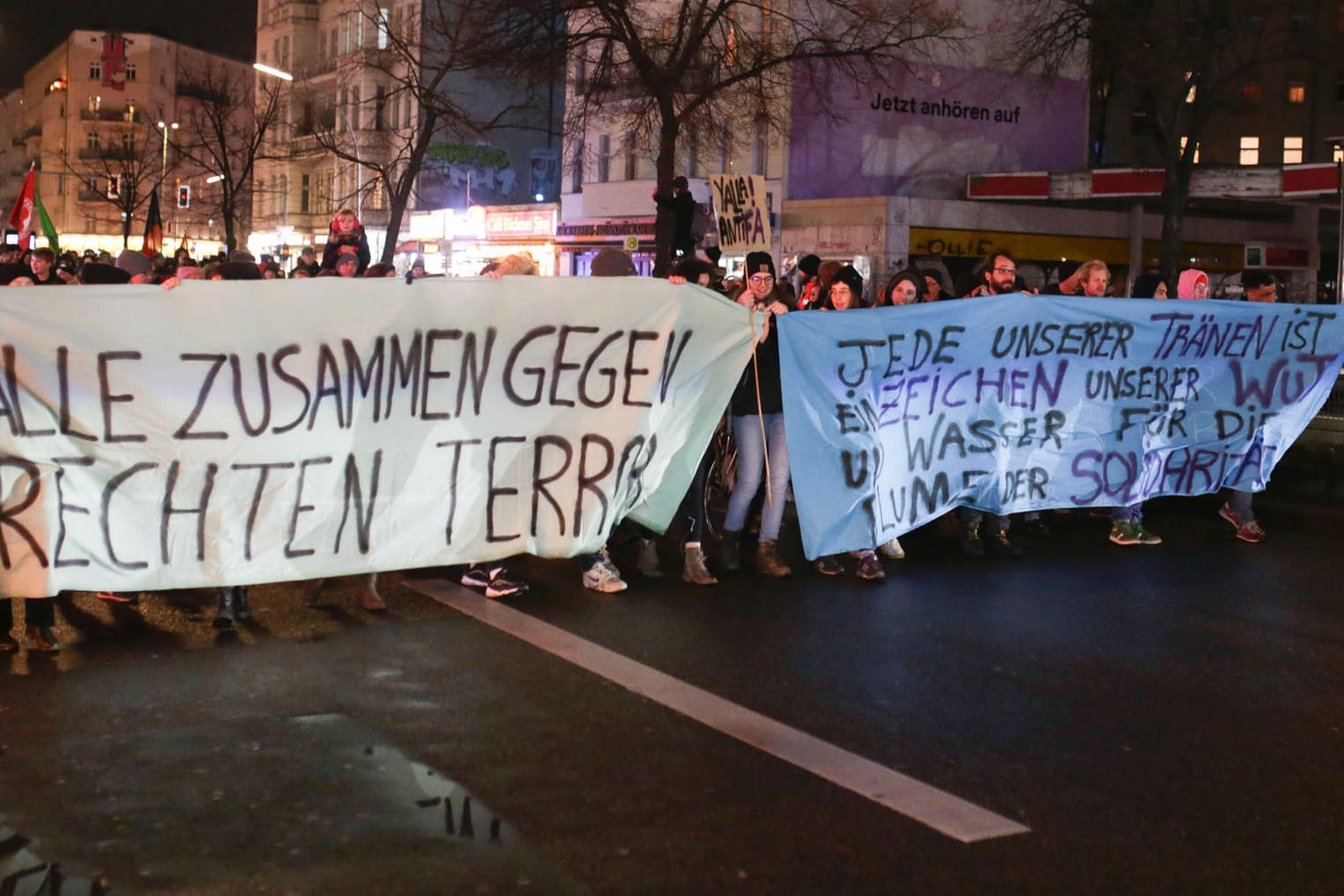 Ein Demonstrationszug in Gedenken an die Opfer vom rechtsextremen Anschlag in Hanau: In der Corona-Krise könnten terroristische Aktivitäten zunehmen. (Archivbild)