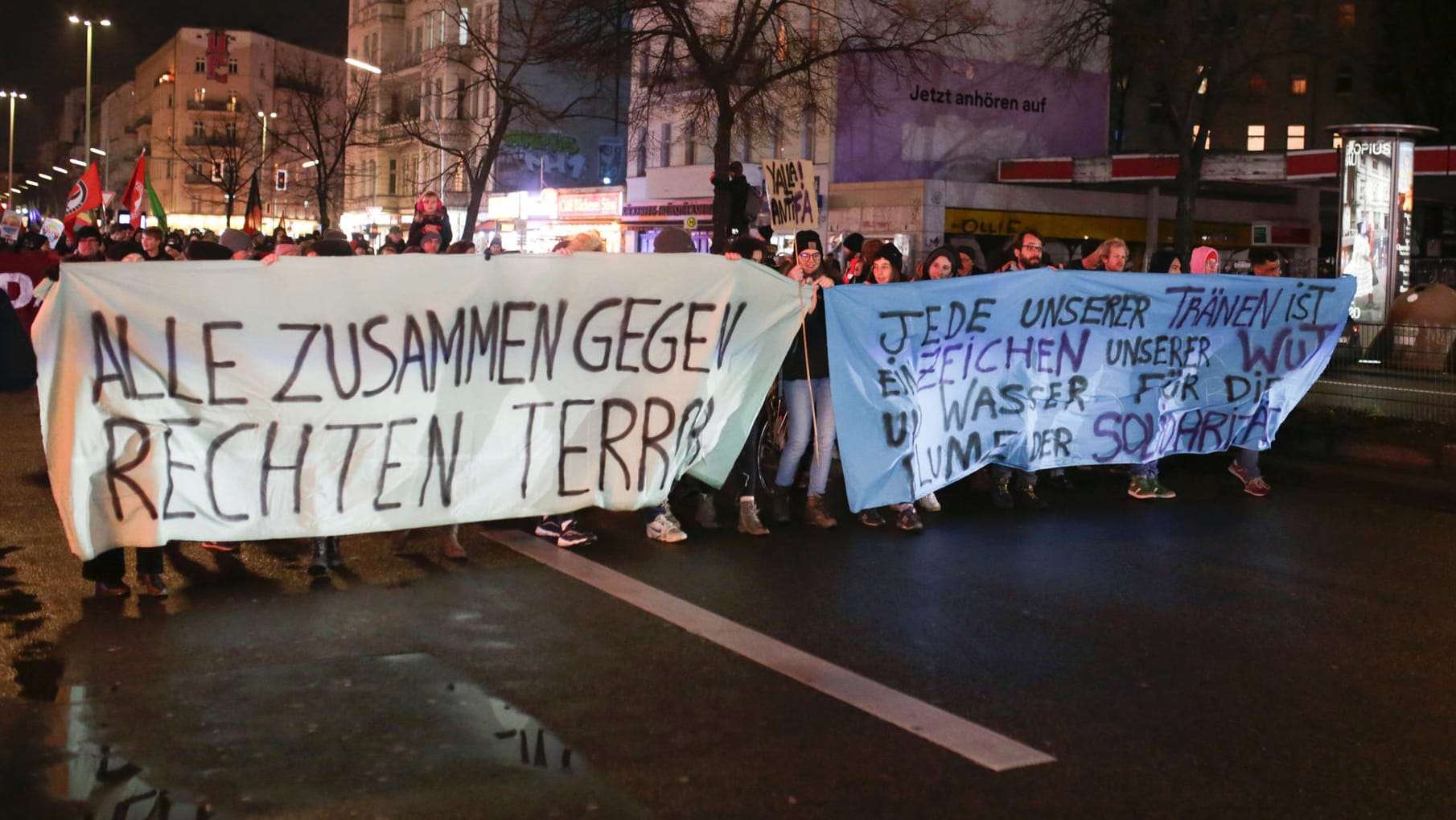Ein Demonstrationszug in Gedenken an die Opfer vom rechtsextremen Anschlag in Hanau: In der Corona-Krise könnten terroristische Aktivitäten zunehmen. (Archivbild)