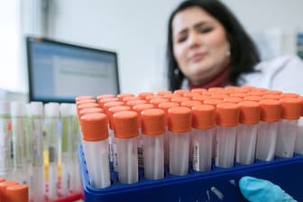 Denise Nestler, Medizinisch-technische Assistentin im Diagnosticum-Labor in Plauen, sortiert Röhrchen mit Rachenabstrichen, die auf den Coronavirus untersucht werden.
