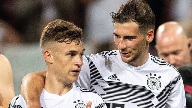 Joshua Kimmich (l) und Leon Goretzka haben die Initiative "We kick Corona" ins Leben gerufen.