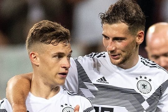 Joshua Kimmich (l) und Leon Goretzka haben die Initiative "We kick Corona" ins Leben gerufen.