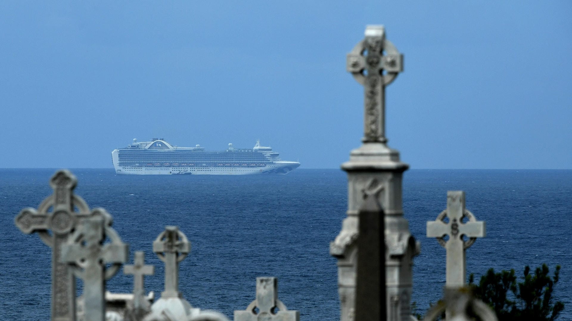 Kreuzfahrtschiff "Ruby Princess" vor der Küste von Sydney: Australien lässt niemanden, der auf Kreuzfahrtschiffen in seinen Gewässern ist, an Land. Kreuzfahrtschiff "Ruby Princess" vor der Küste von Sydney: Australien lässt niemanden, der auf Kreuzfahrtschiffen in seinen Gewässern ist, an Land.