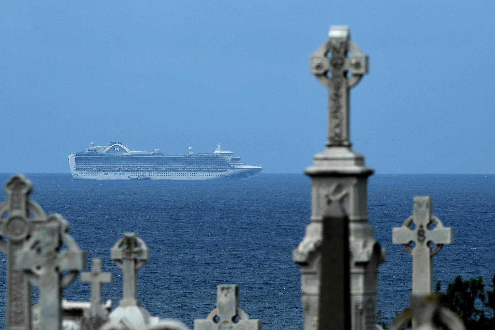 Kreuzfahrtschiff "Ruby Princess" vor der Küste von Sydney: Australien lässt niemanden, der auf Kreuzfahrtschiffen in seinen Gewässern ist, an Land.