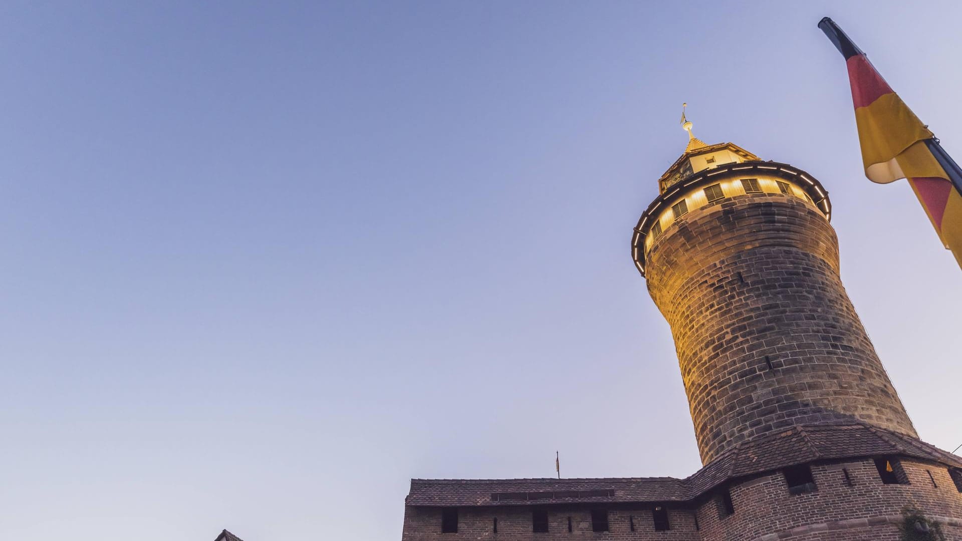 Blick auf den Burgturm in Nürnberg: An der Burg befindet sich eine Jugendherberge.