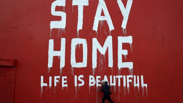 Wandbild mit der Aufschrift "Stay Home - Life is beautiful" ("Bleib zu Hause, das Leben ist schön") in Los Angeles. Wandbild mit der Aufschrift "Stay Home - Life is beautiful" ("Bleib zu Hause, das Leben ist schön") in Los Angeles.