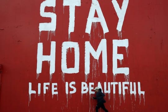 Wandbild mit der Aufschrift "Stay Home - Life is beautiful" ("Bleib zu Hause, das Leben ist schön") in Los Angeles.