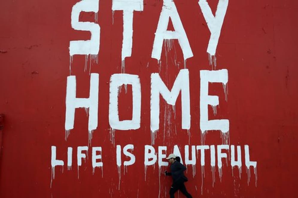 Wandbild mit der Aufschrift "Stay Home - Life is beautiful" ("Bleib zu Hause, das Leben ist schön") in Los Angeles.