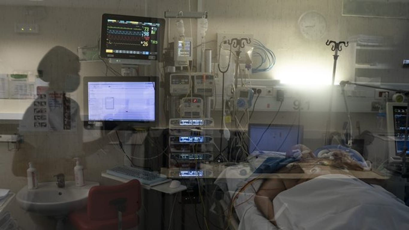 Ein COVID-19-Patient in Spanien wird auf einer Intensivstationen behandelt.