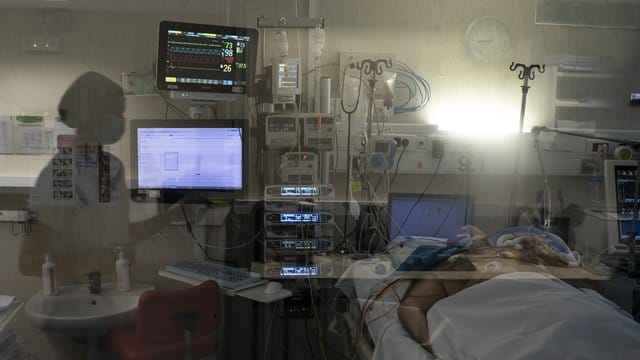Ein COVID-19-Patient in Spanien wird auf einer Intensivstationen behandelt. Ein COVID-19-Patient in Spanien wird auf einer Intensivstationen behandelt.