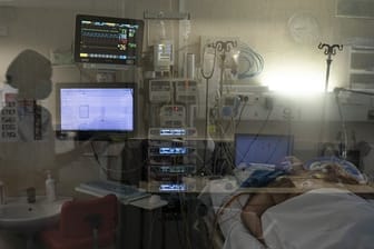 Ein COVID-19-Patient in Spanien wird auf einer Intensivstationen behandelt.