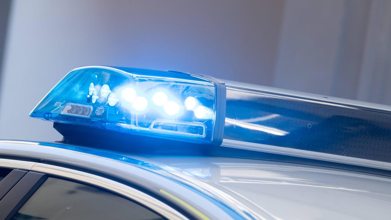 Ein Blaulicht leuchtet auf einem Polizeiwagen: In Köln haben Passanten einen E-Scooter-Fahrer mit schweren Kopfverletzungen entdeckt.