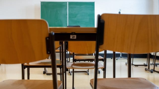 Unbesetzte Stühle stehen in einem verlassenen Klassenzimmer einer Schule in Magdeburg. Unbesetzte Stühle stehen in einem verlassenen Klassenzimmer einer Schule in Magdeburg.