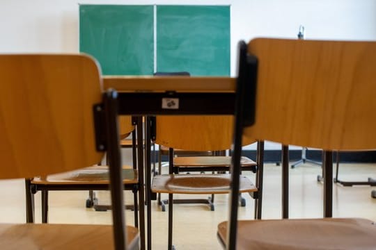 Unbesetzte Stühle stehen in einem verlassenen Klassenzimmer einer Schule in Magdeburg.