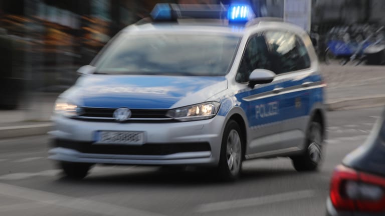 Ein Polizeiwagen im Einsatz (Symbolbild): In Wolfsburg sucht die Polizei Zeugen zu einem räuberischen Diebstahl aus einem Supermarkt.