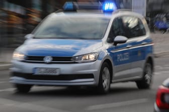 Ein Polizeiwagen im Einsatz (Symbolbild): In Wolfsburg sucht die Polizei Zeugen zu einem räuberischen Diebstahl aus einem Supermarkt.