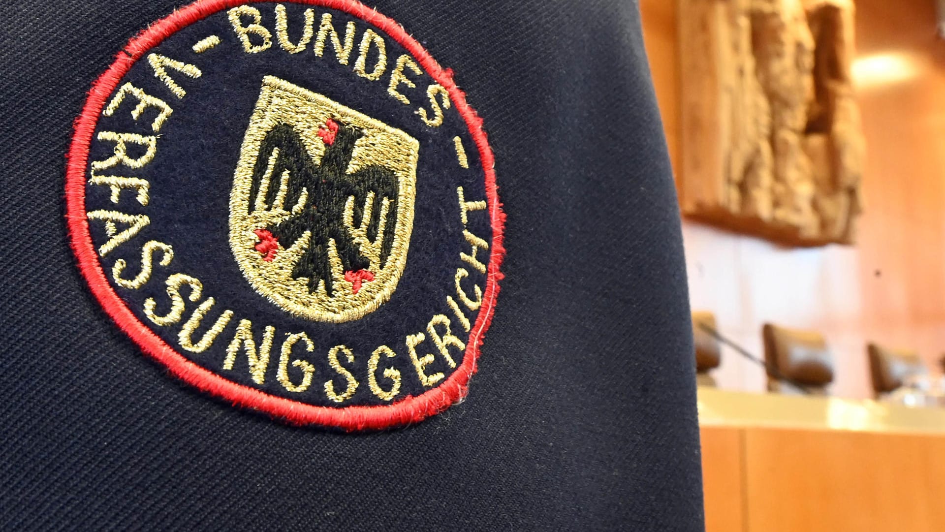 Bundesverfassungsgericht: Die Kammer des Gerichts begründete ihre Entscheidung damit, dass der Beschwerdeführer nicht dargelegt habe, dass er von den Regelungen betroffen sei. Bundesverfassungsgericht: Die Kammer des Gerichts begründete ihre Entscheidung damit, dass der Beschwerdeführer nicht dargelegt habe, dass er von den Regelungen betroffen sei.