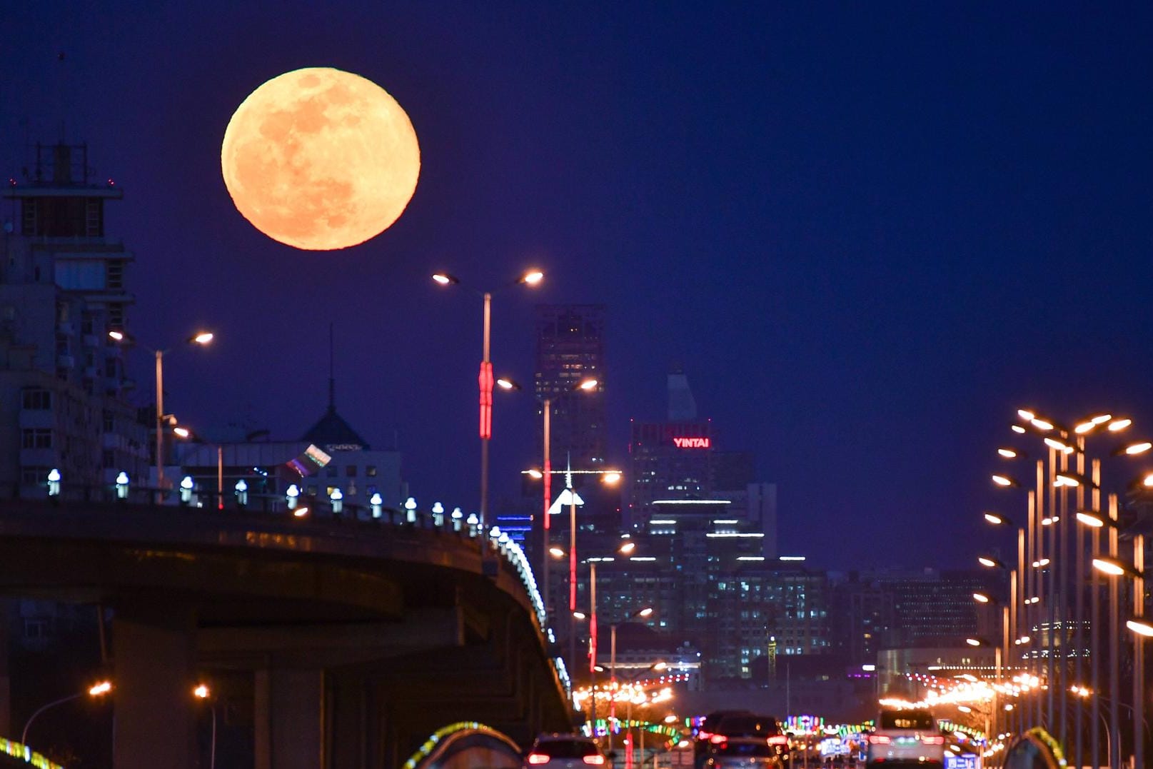 Supermond: Durch die Erdnähe erscheint der Vollmond größer und heller als sonst.