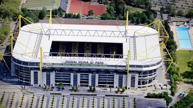 Der Signal-Iduna-Park in Dortmund wird zum Behandlungszentrum gegen das Coronavirus. Der Signal-Iduna-Park in Dortmund wird zum Behandlungszentrum gegen das Coronavirus.